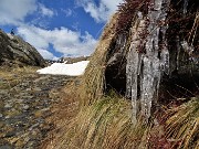 47 Candelotti di ghiaccio resistono al sole primaverile del mattino